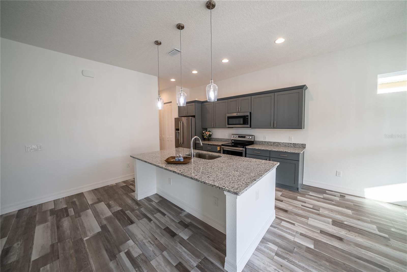 Image 6 of 27 For 4720 25th Loop