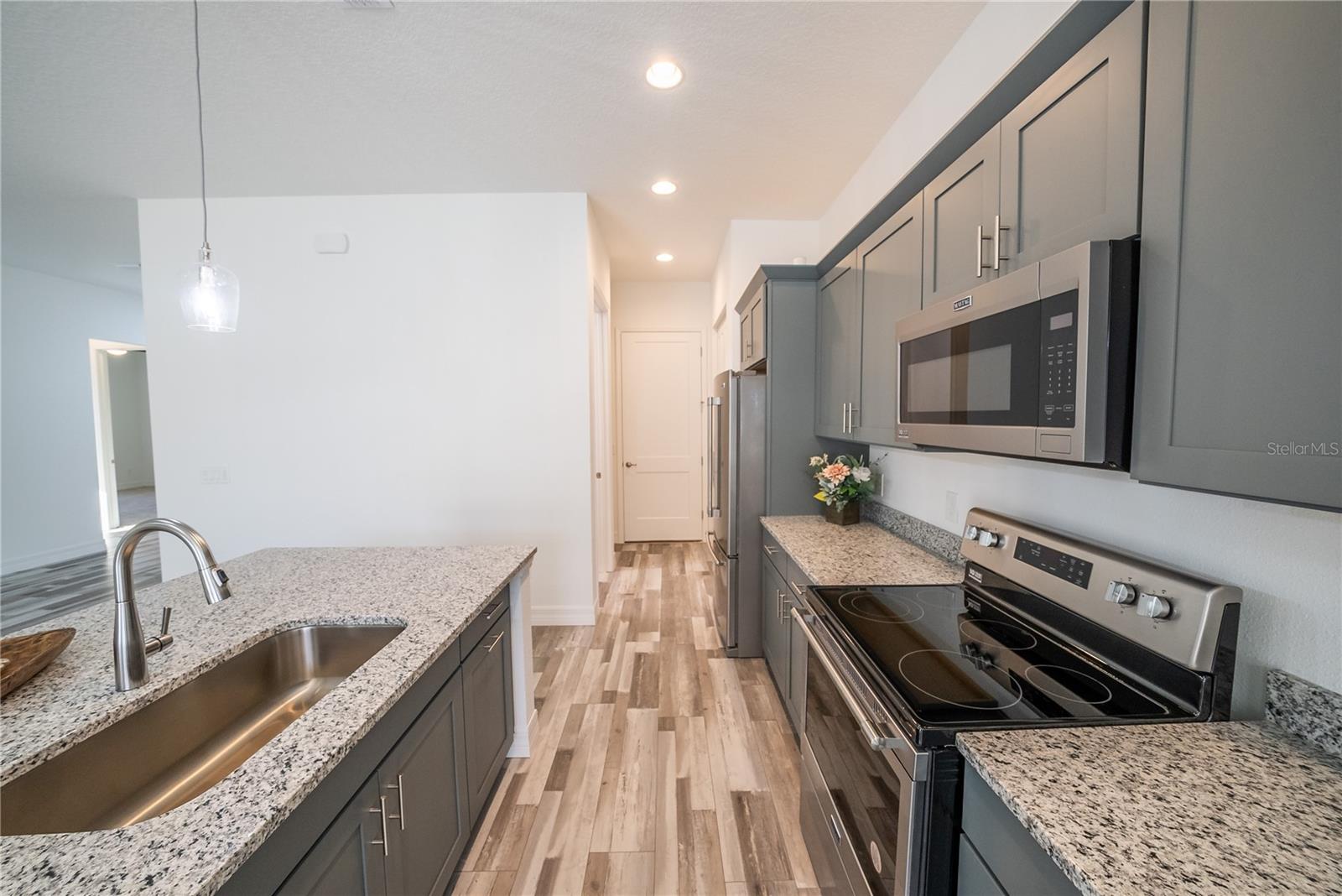 Image 8 of 27 For 4720 25th Loop