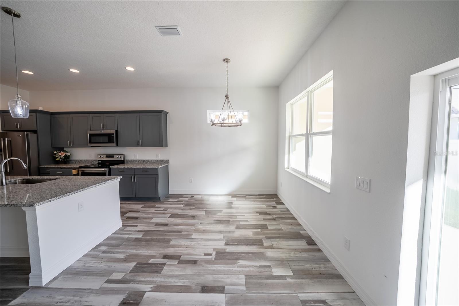 Image 9 of 27 For 4720 25th Loop