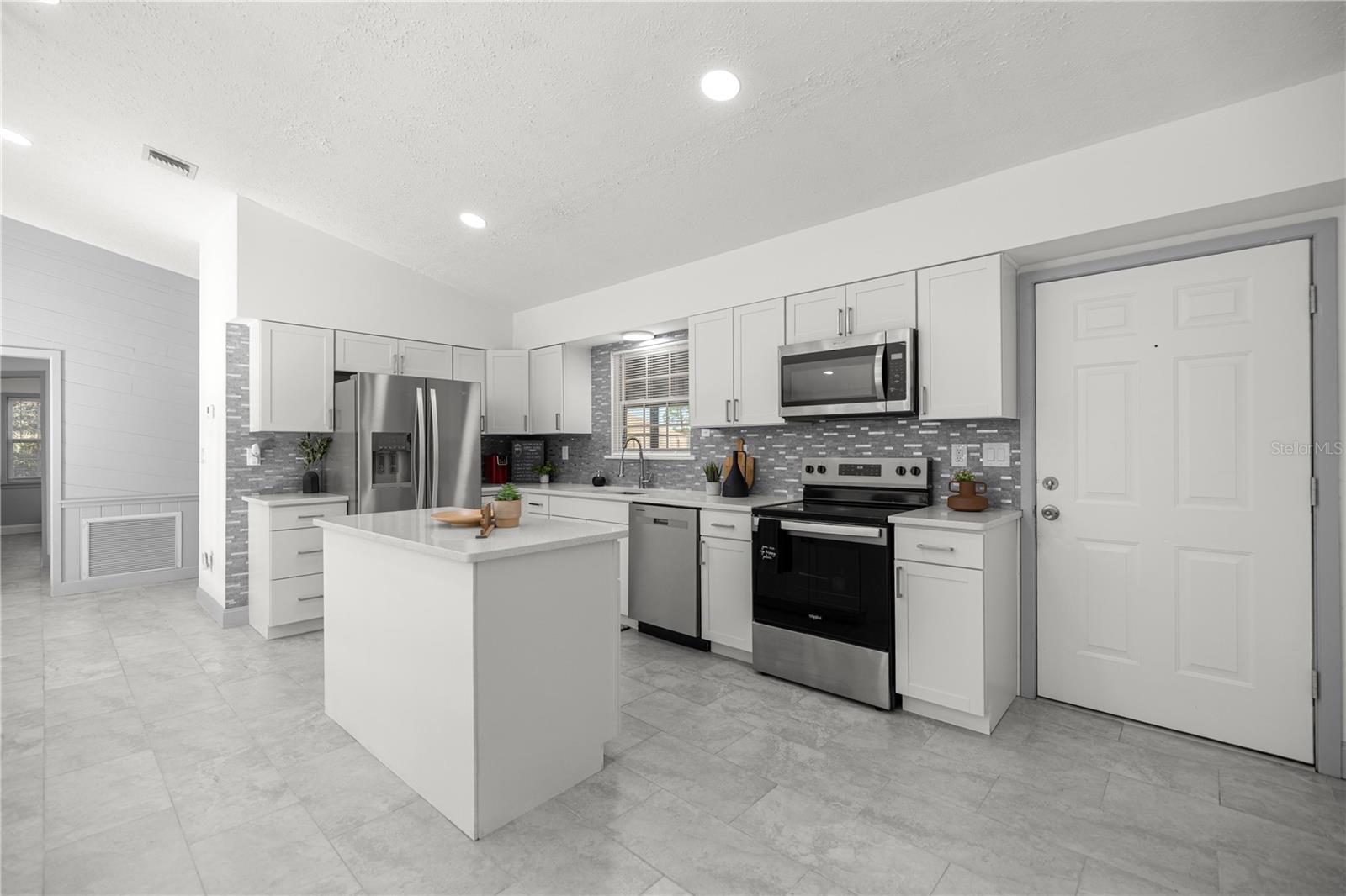 Image 8 of 35 For 11921 169th Avenue Road