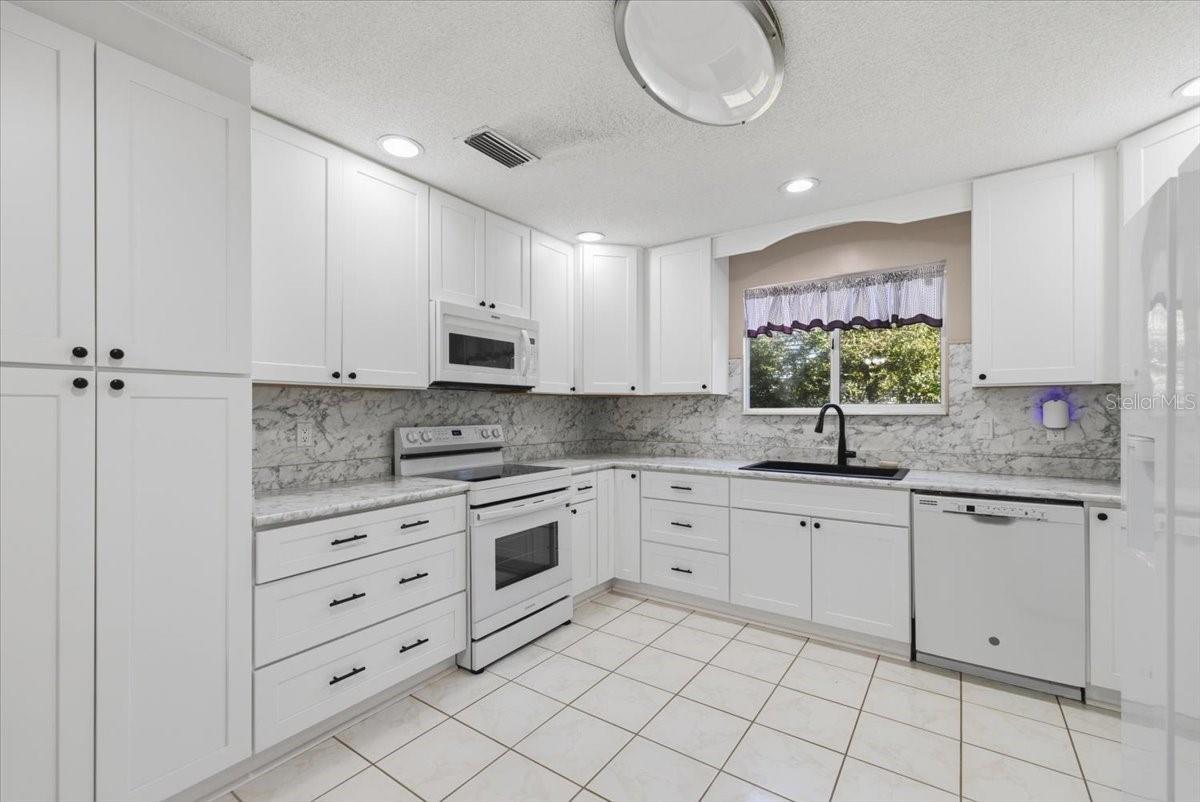 Image 9 of 39 For 11500 84th Avenue Road