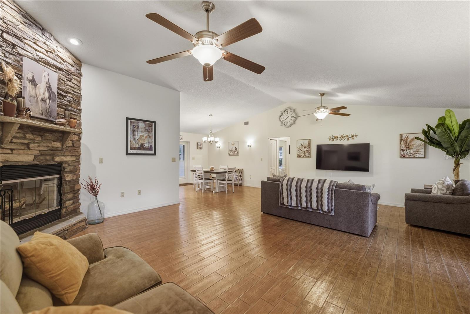 Image 14 of 44 For 12028 Pine Oak Terrace