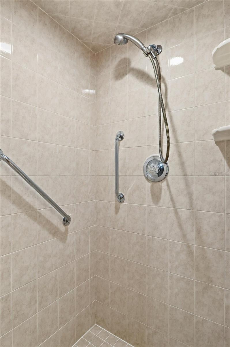 Image 25 of 46 For 22 Mastic Court W