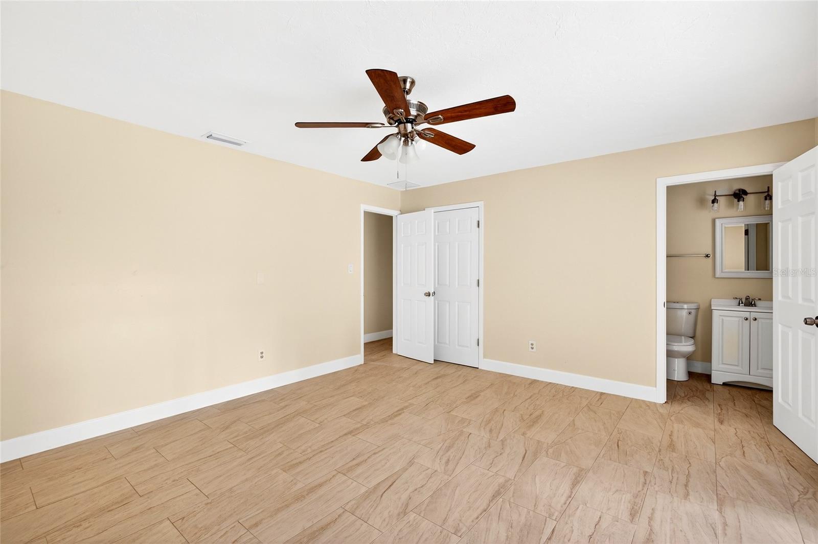 Listing photo id 11 for 4400 139th Lane