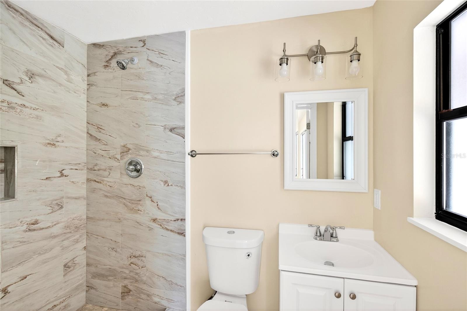 Listing photo id 12 for 4400 139th Lane