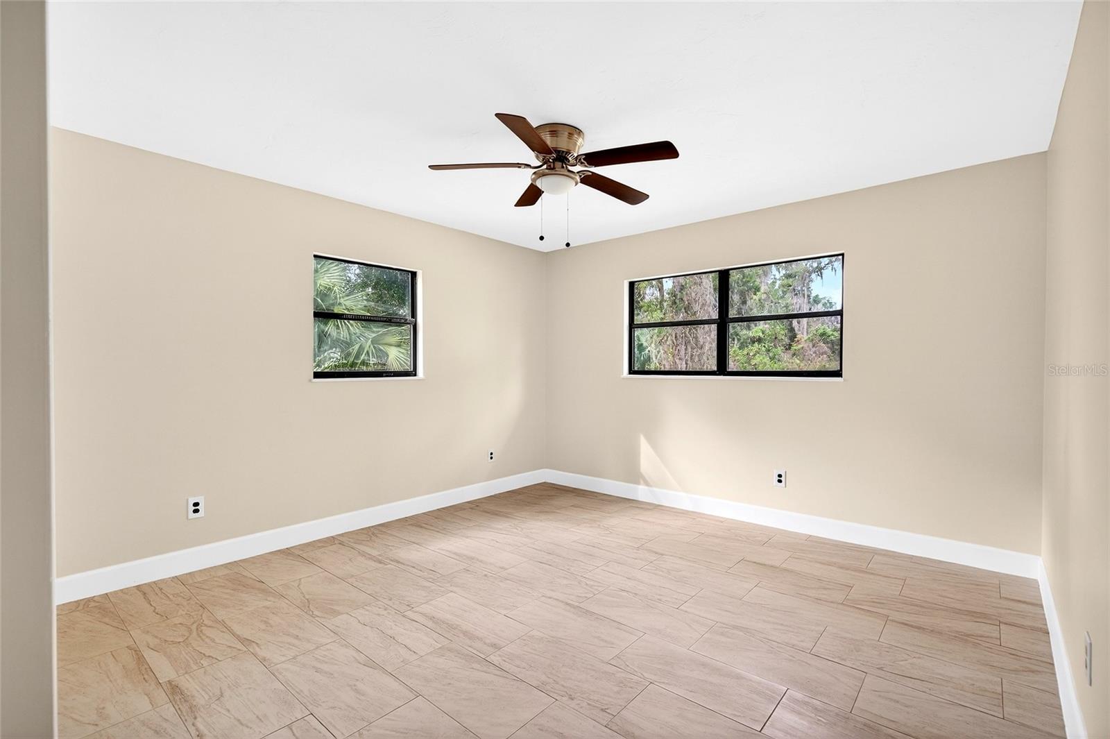 Listing photo id 13 for 4400 139th Lane