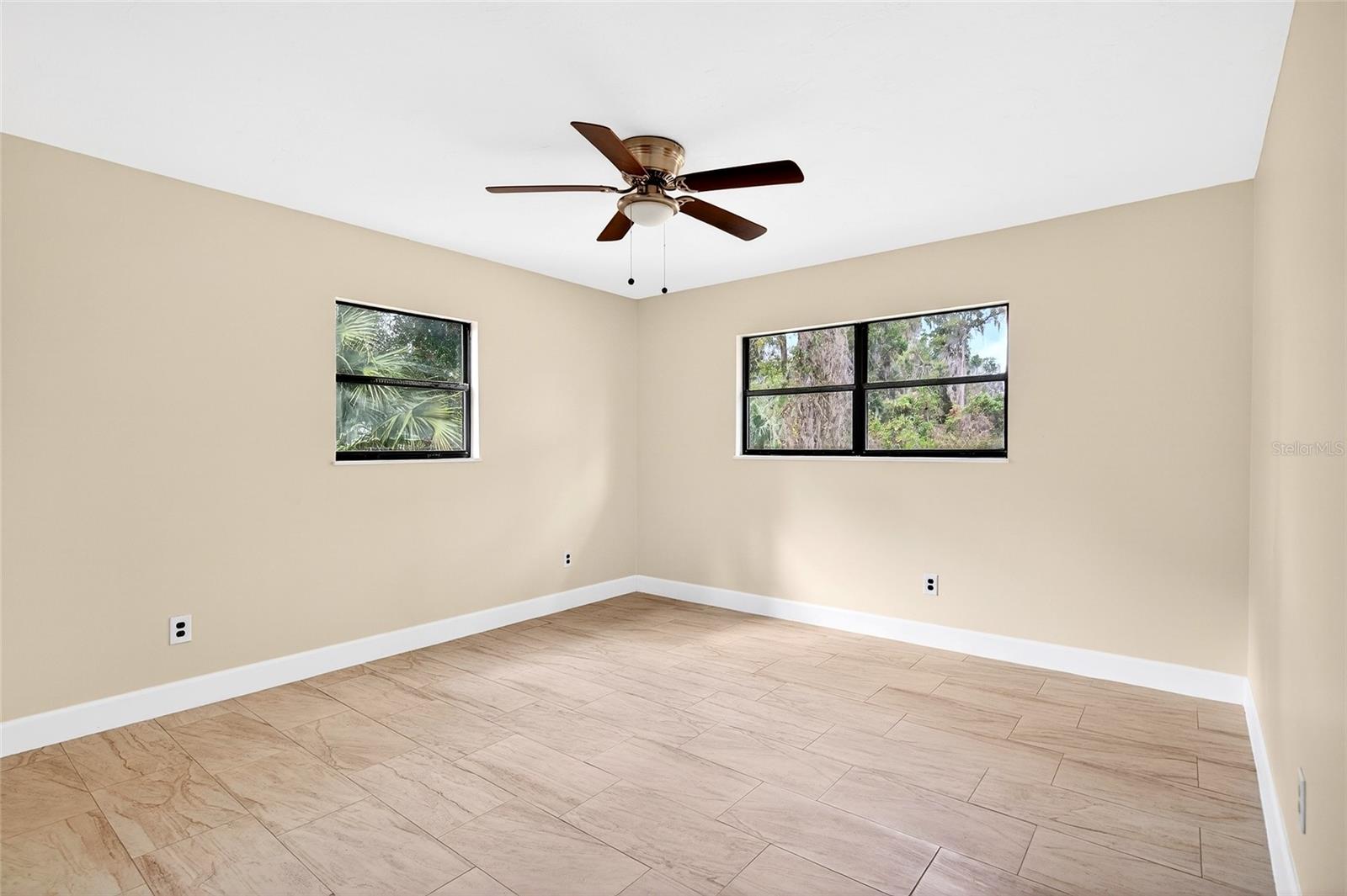 Listing photo id 14 for 4400 139th Lane