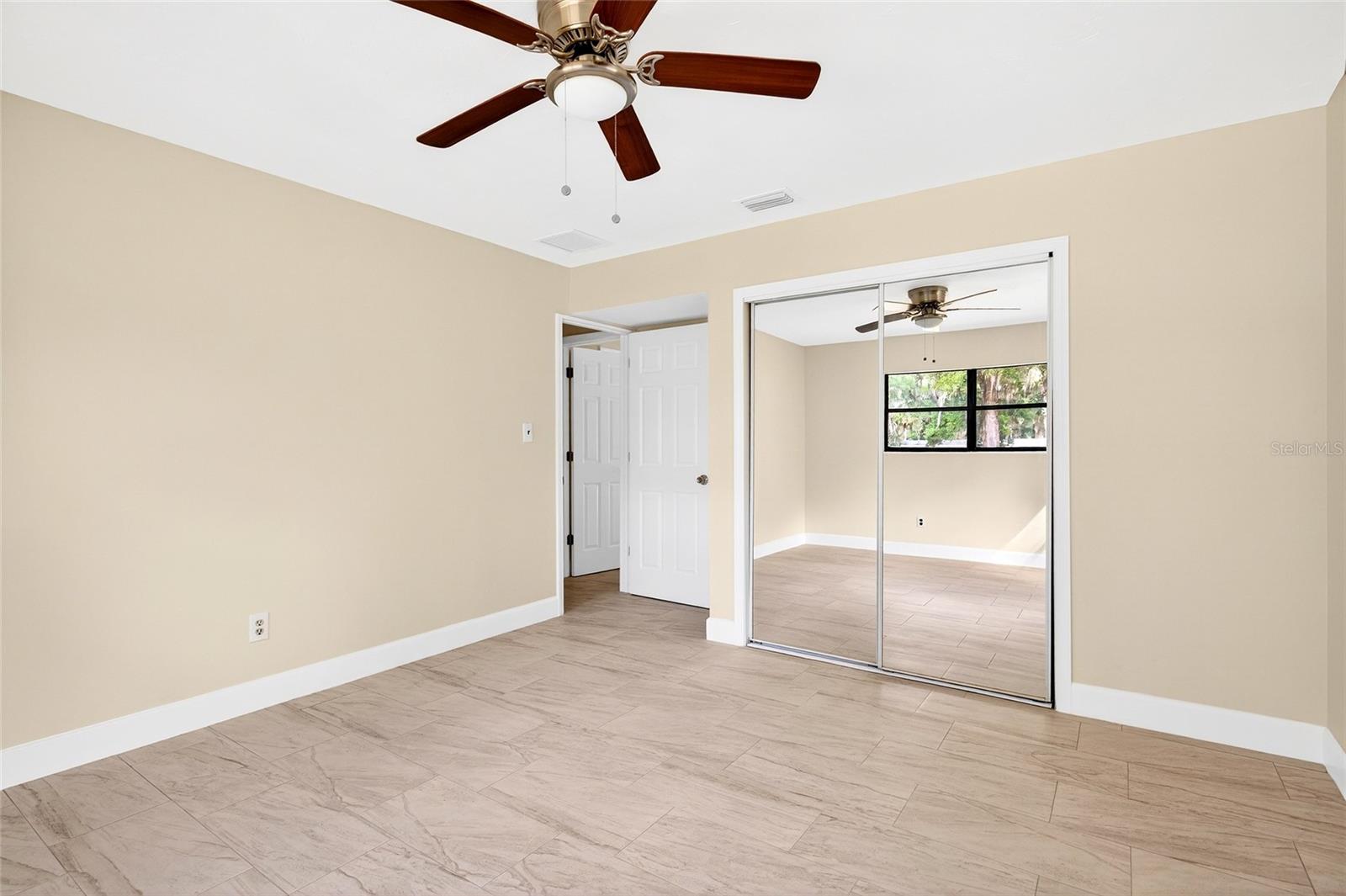 Listing photo id 15 for 4400 139th Lane