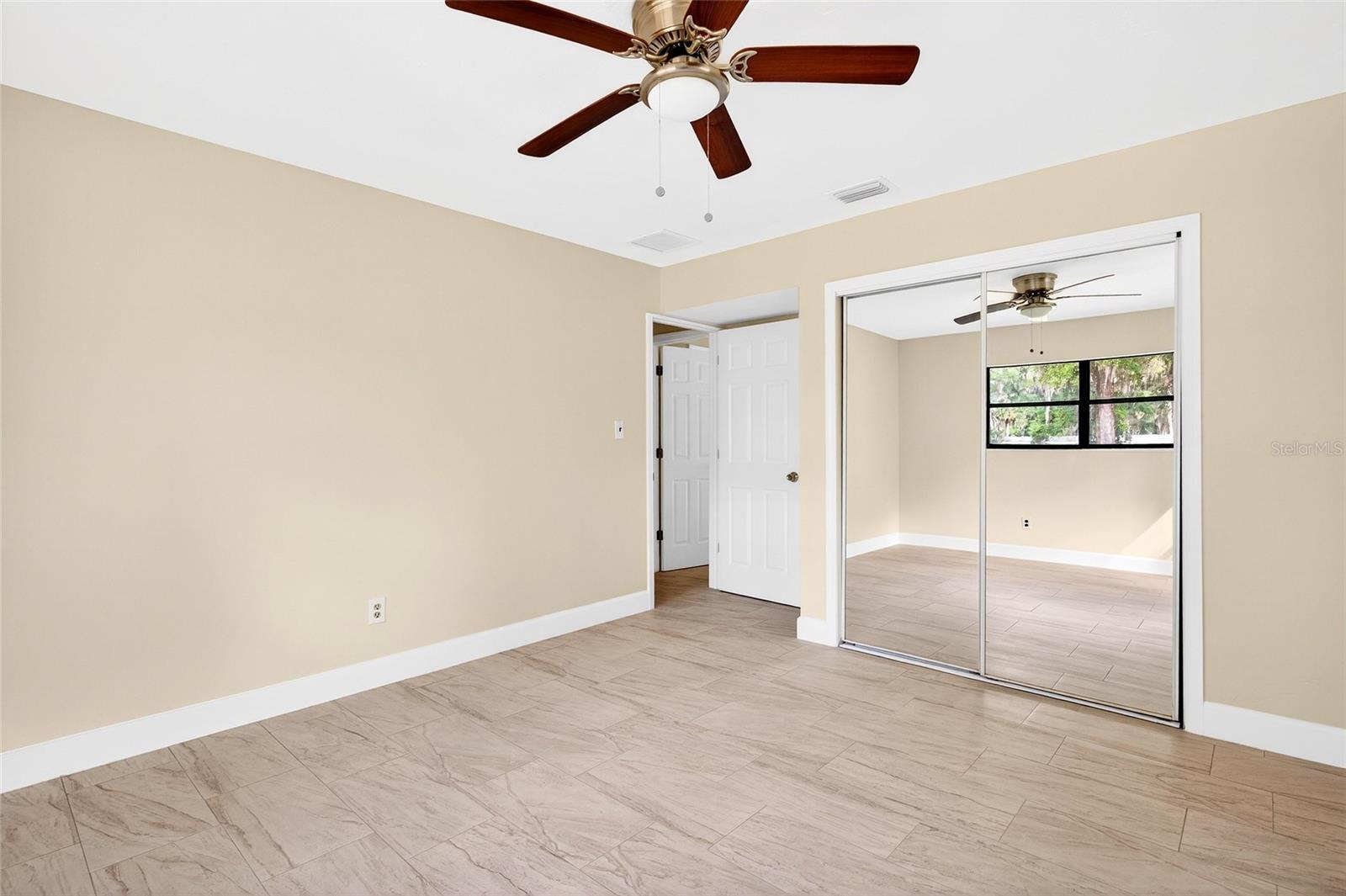 Listing photo id 16 for 4400 139th Lane