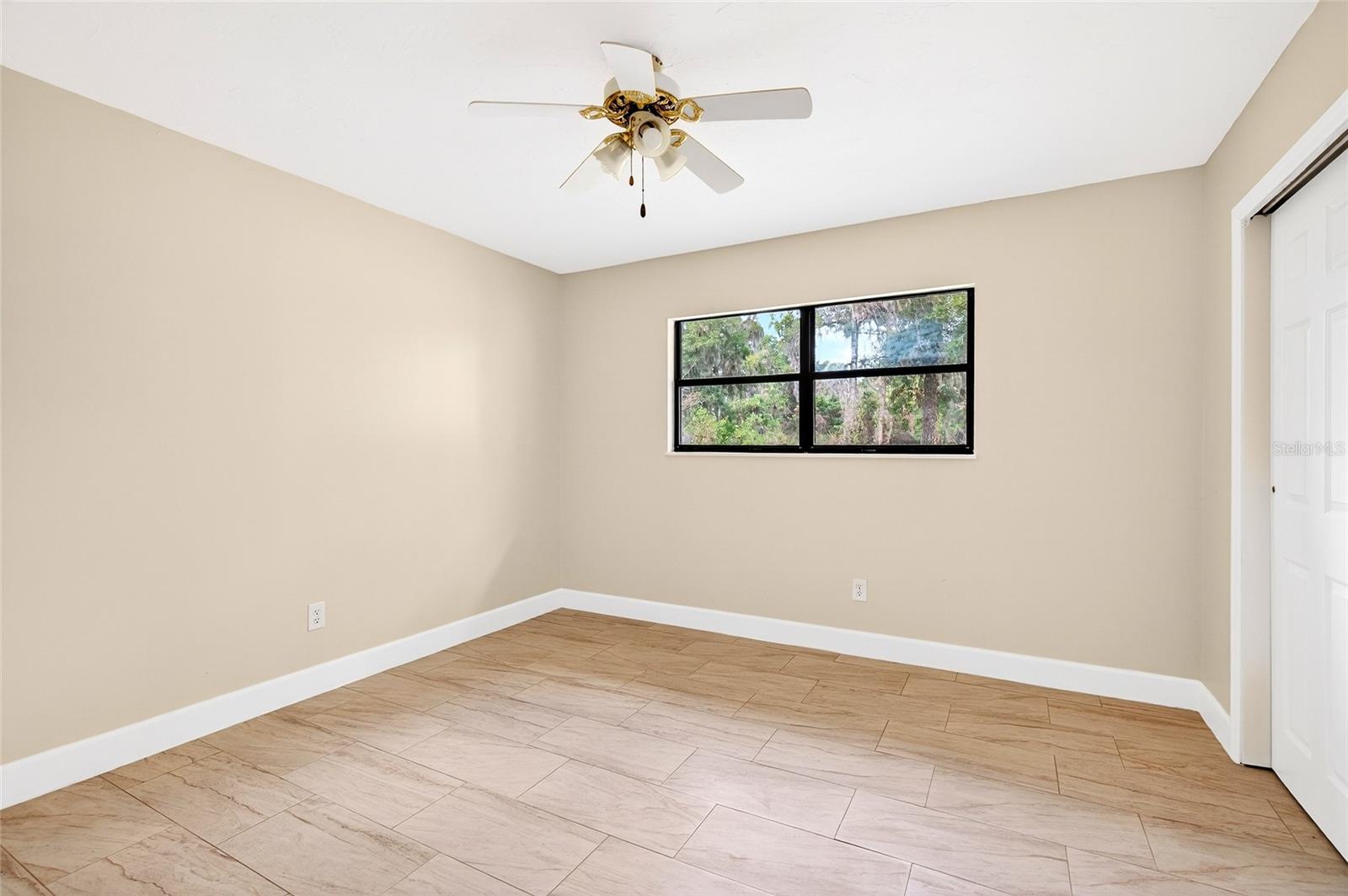 Listing photo id 17 for 4400 139th Lane