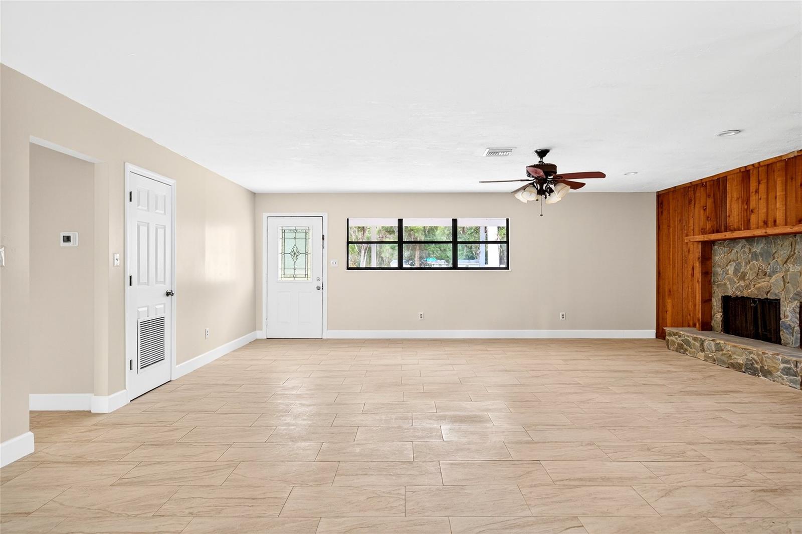 Listing photo id 2 for 4400 139th Lane