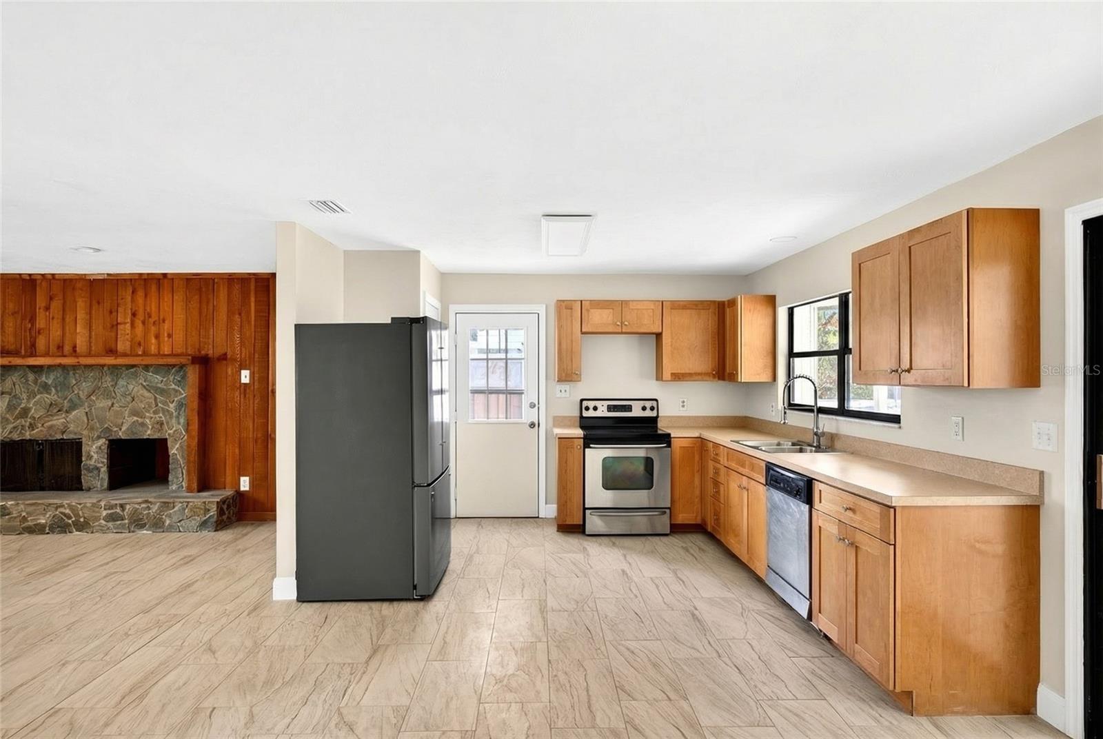 Listing photo id 3 for 4400 139th Lane