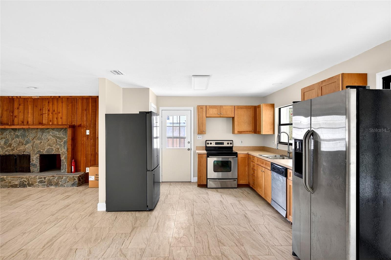 Listing photo id 5 for 4400 139th Lane