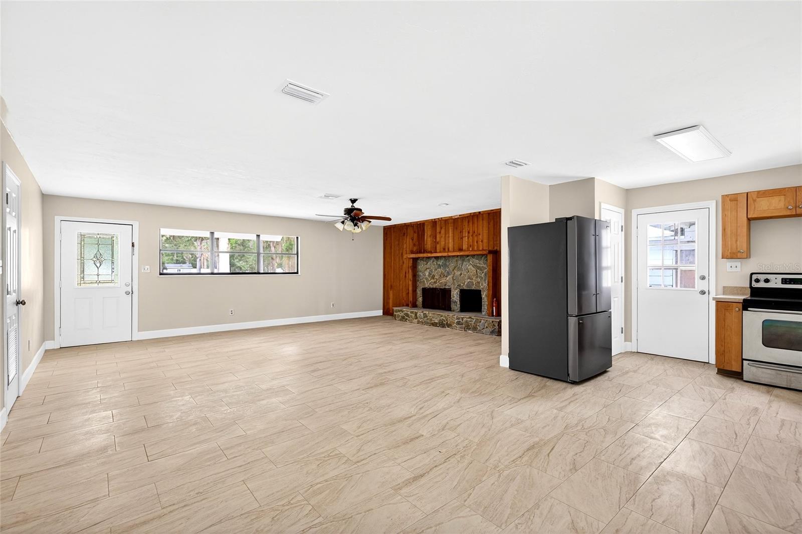 Listing photo id 7 for 4400 139th Lane