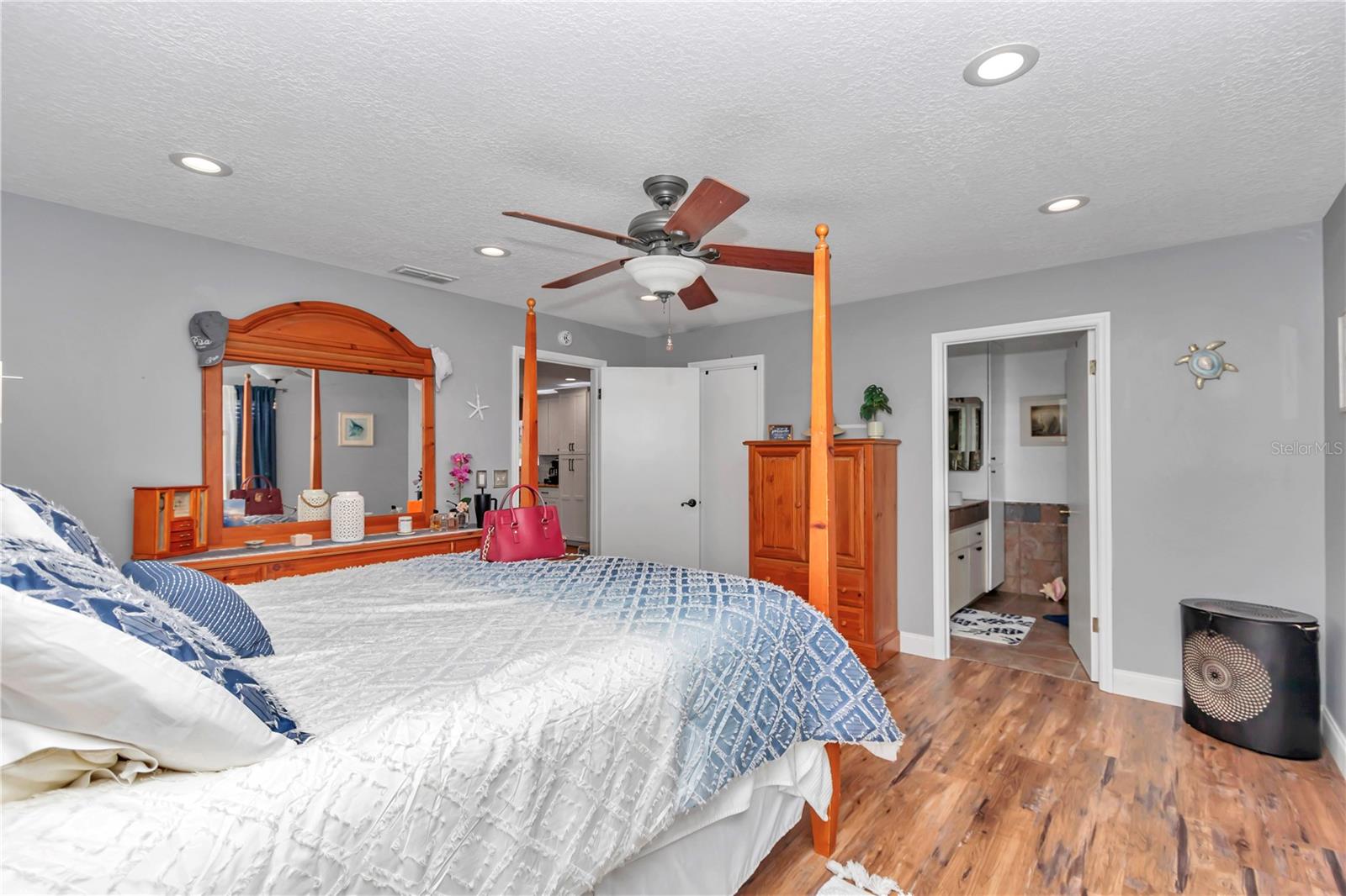 Image 17 of 27 For 6418 62nd Avenue