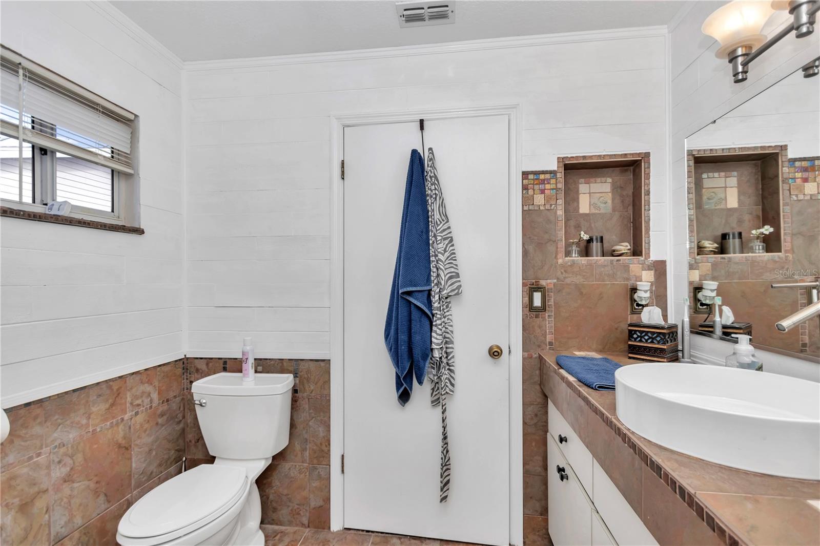 Image 19 of 27 For 6418 62nd Avenue