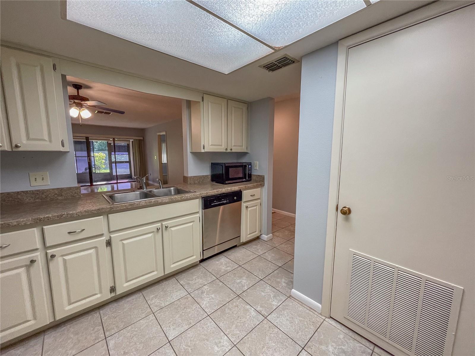 Image 9 of 27 For 63 Douglas Street 11