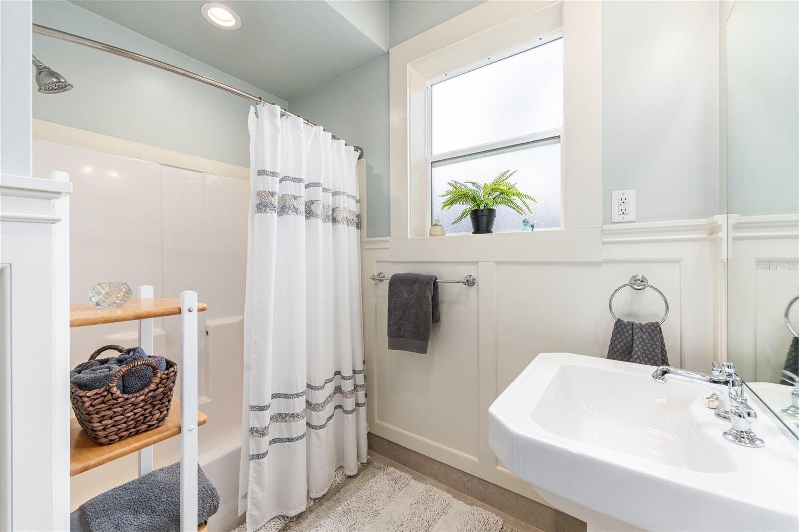 Image 28 of 100 For 1037 9th Avenue