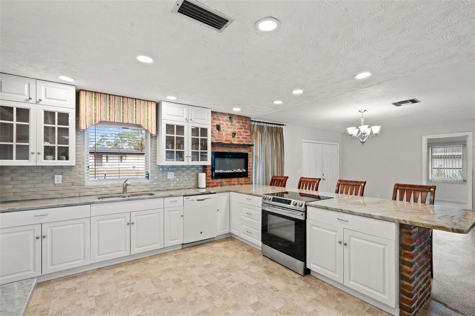 Listing photo id 9 for 6422 Fairlawn Street