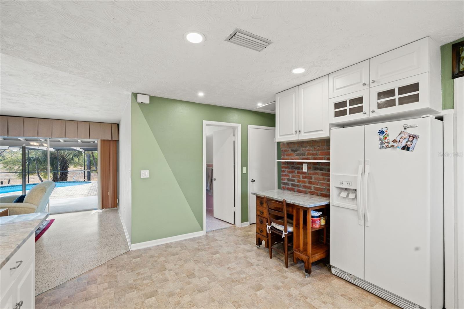 Listing photo id 10 for 6422 Fairlawn Street