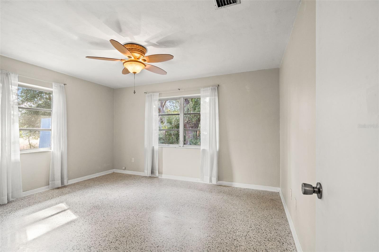 Listing photo id 11 for 6422 Fairlawn Street