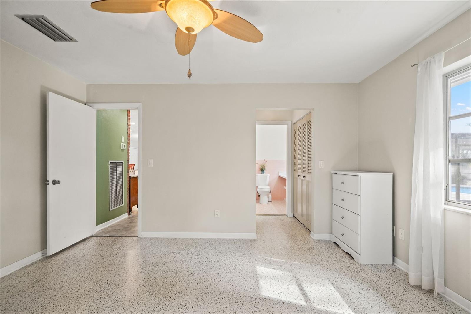 Listing photo id 12 for 6422 Fairlawn Street