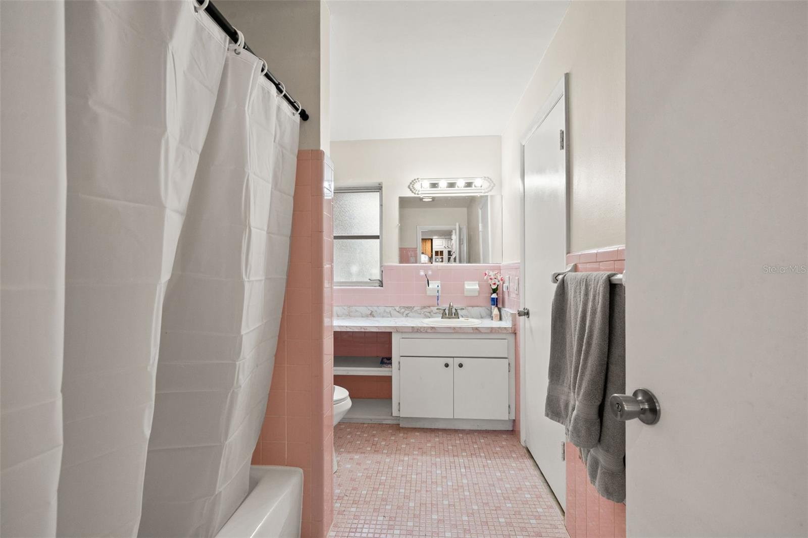 Listing photo id 15 for 6422 Fairlawn Street