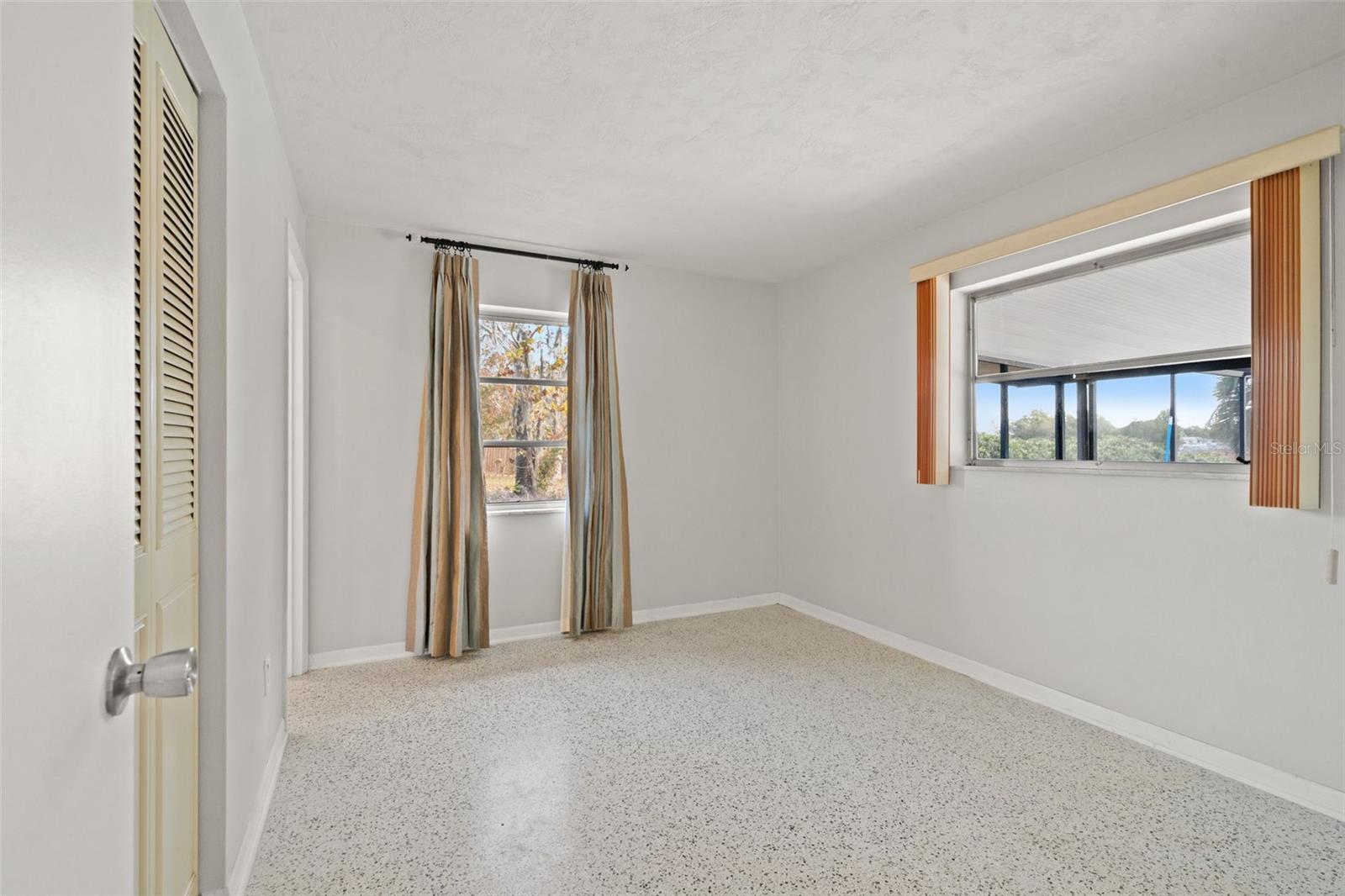 Listing photo id 17 for 6422 Fairlawn Street