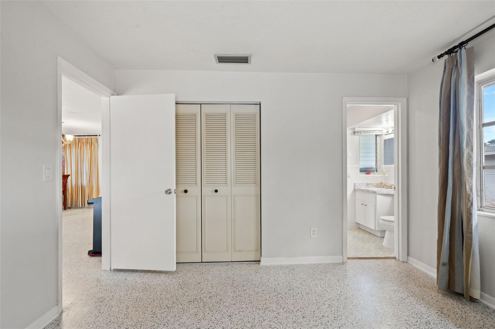 Listing photo id 21 for 6422 Fairlawn Street