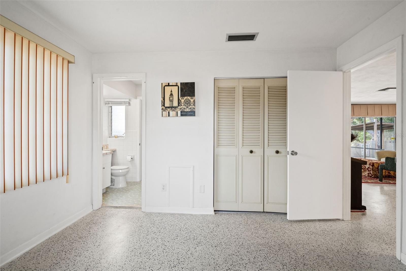 Listing photo id 22 for 6422 Fairlawn Street