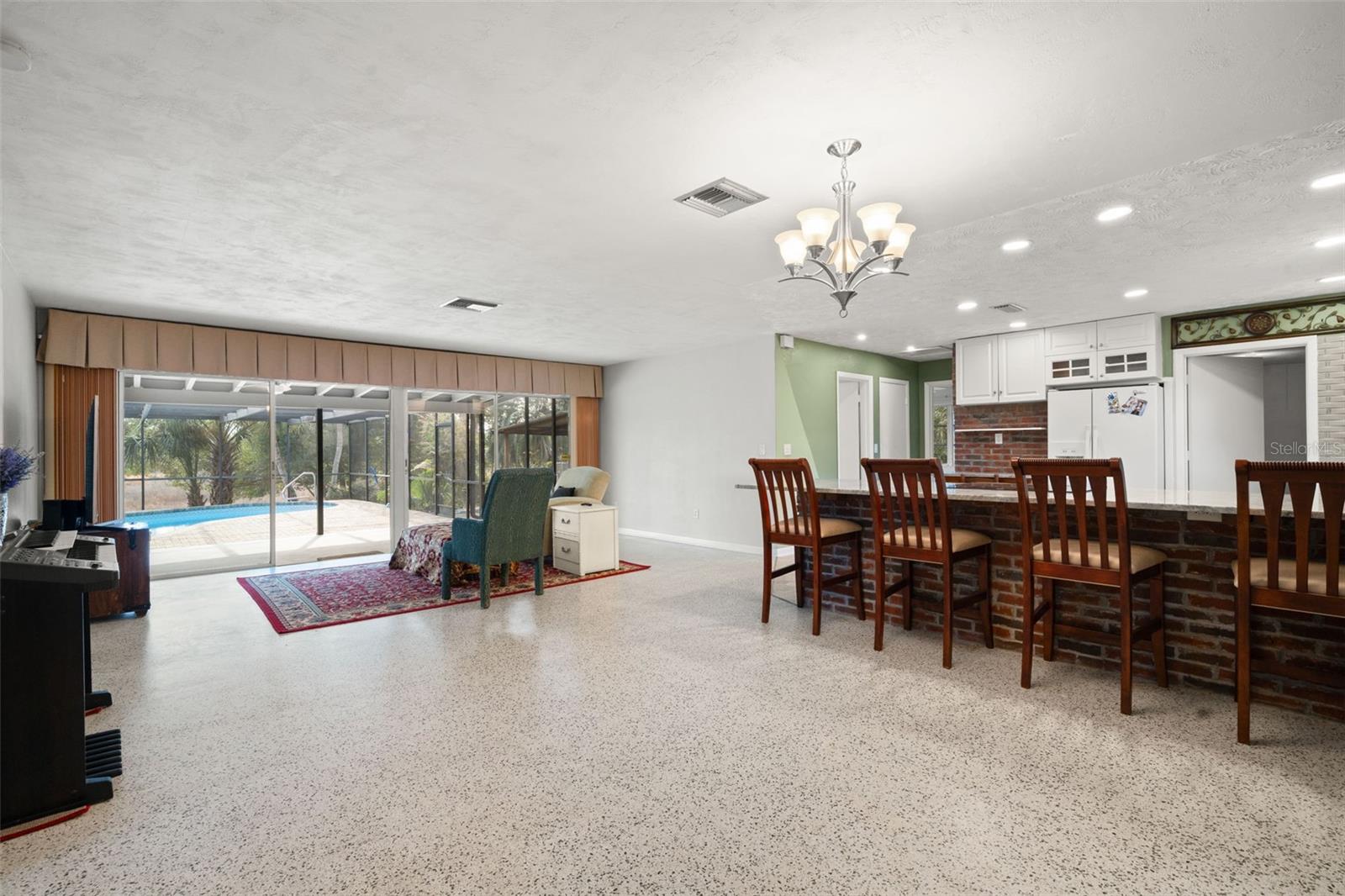 Listing photo id 2 for 6422 Fairlawn Street