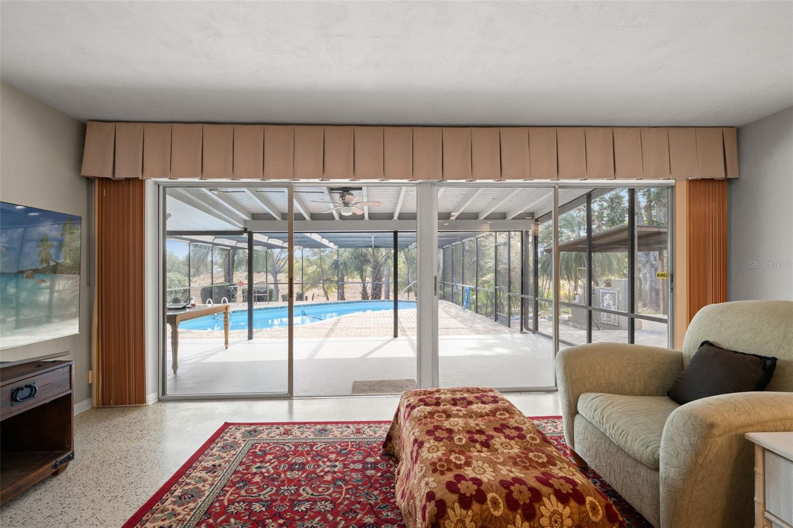 Listing photo id 4 for 6422 Fairlawn Street