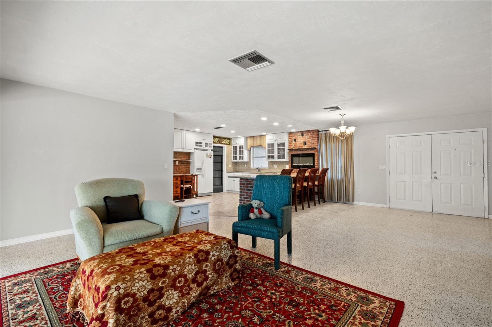 Listing photo id 5 for 6422 Fairlawn Street