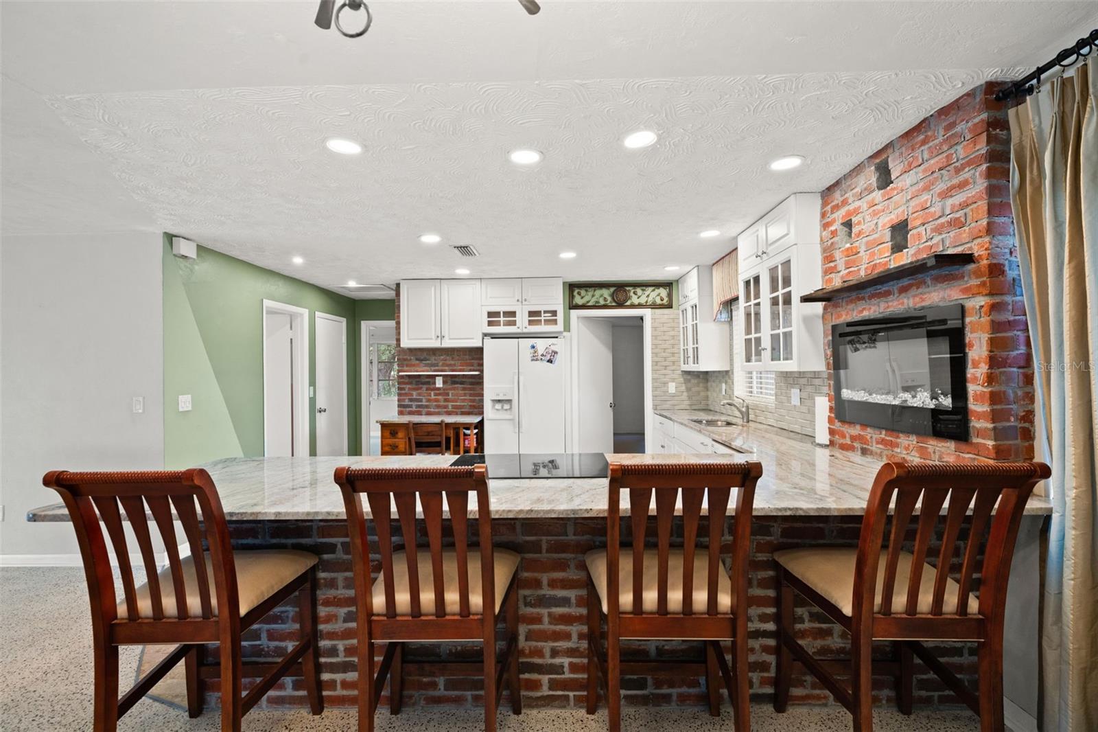 Listing photo id 6 for 6422 Fairlawn Street