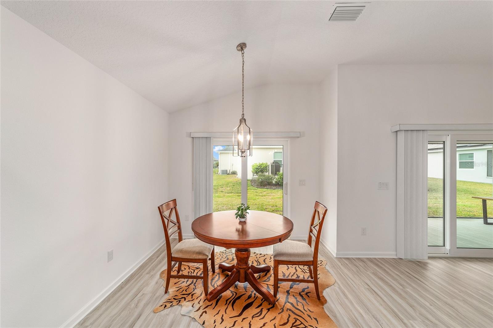 Image 8 of 25 For 1574 Rowell Street