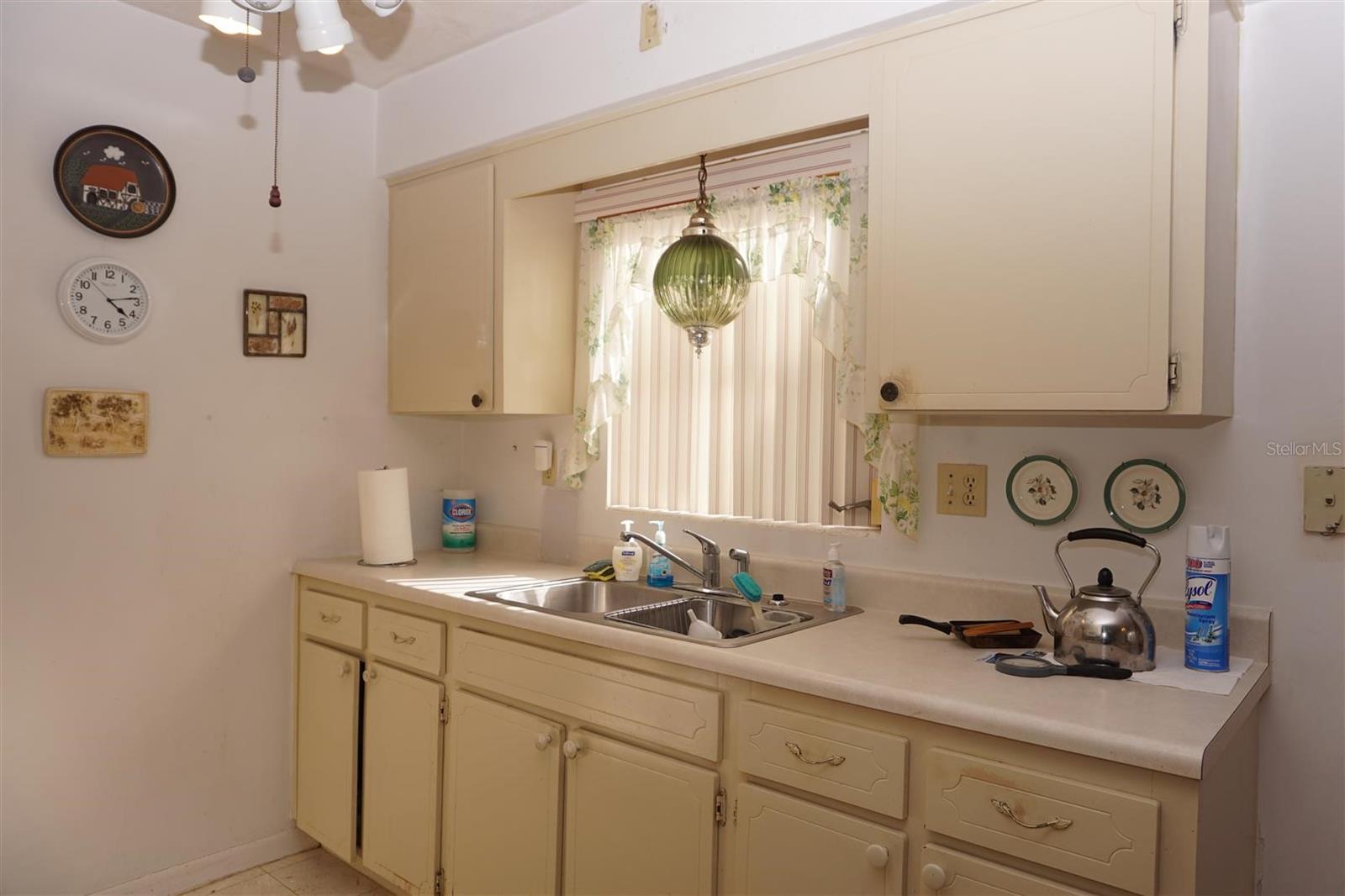 Image 16 of 41 For 17 Davis Street