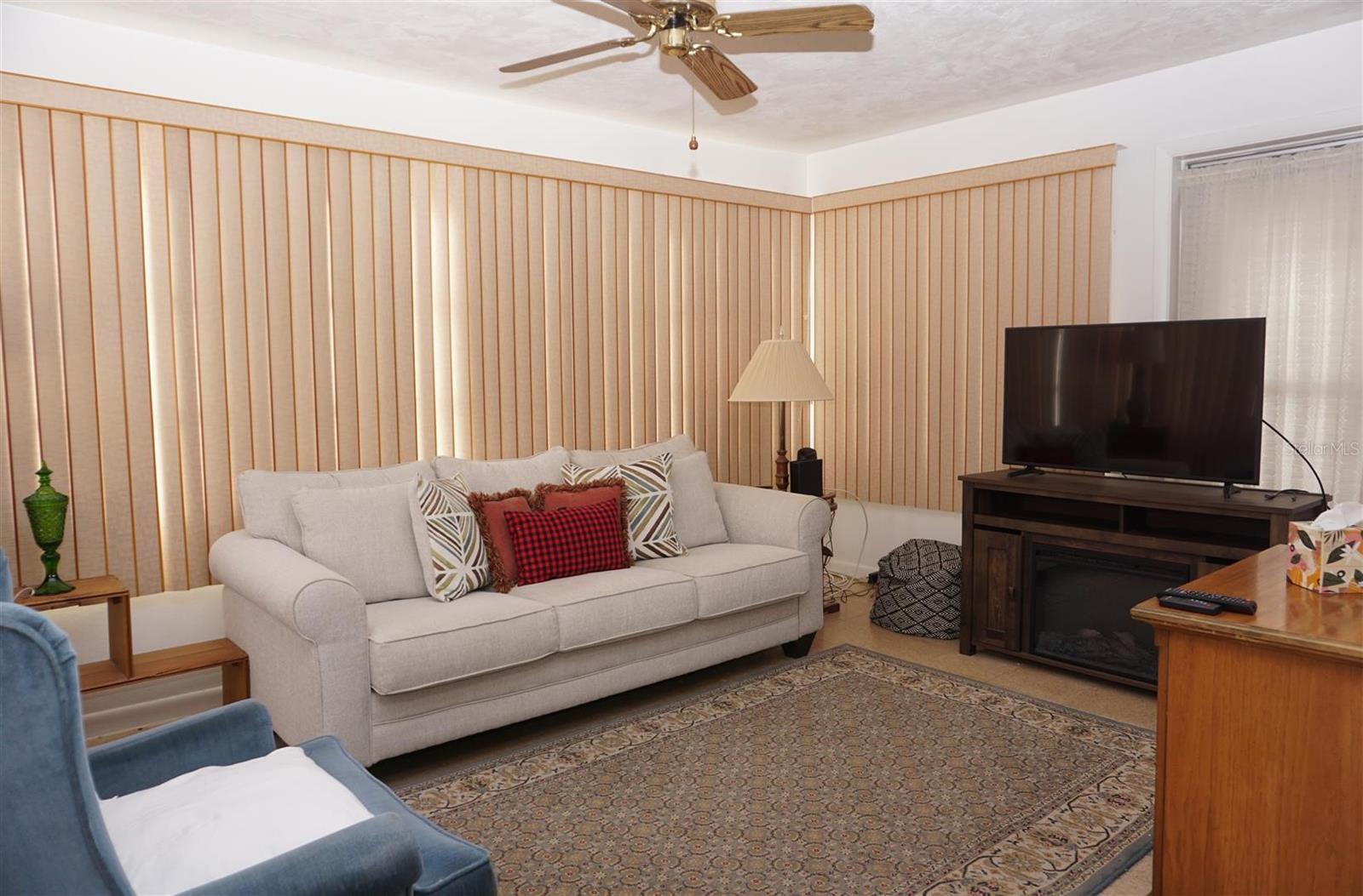 Image 18 of 41 For 17 Davis Street