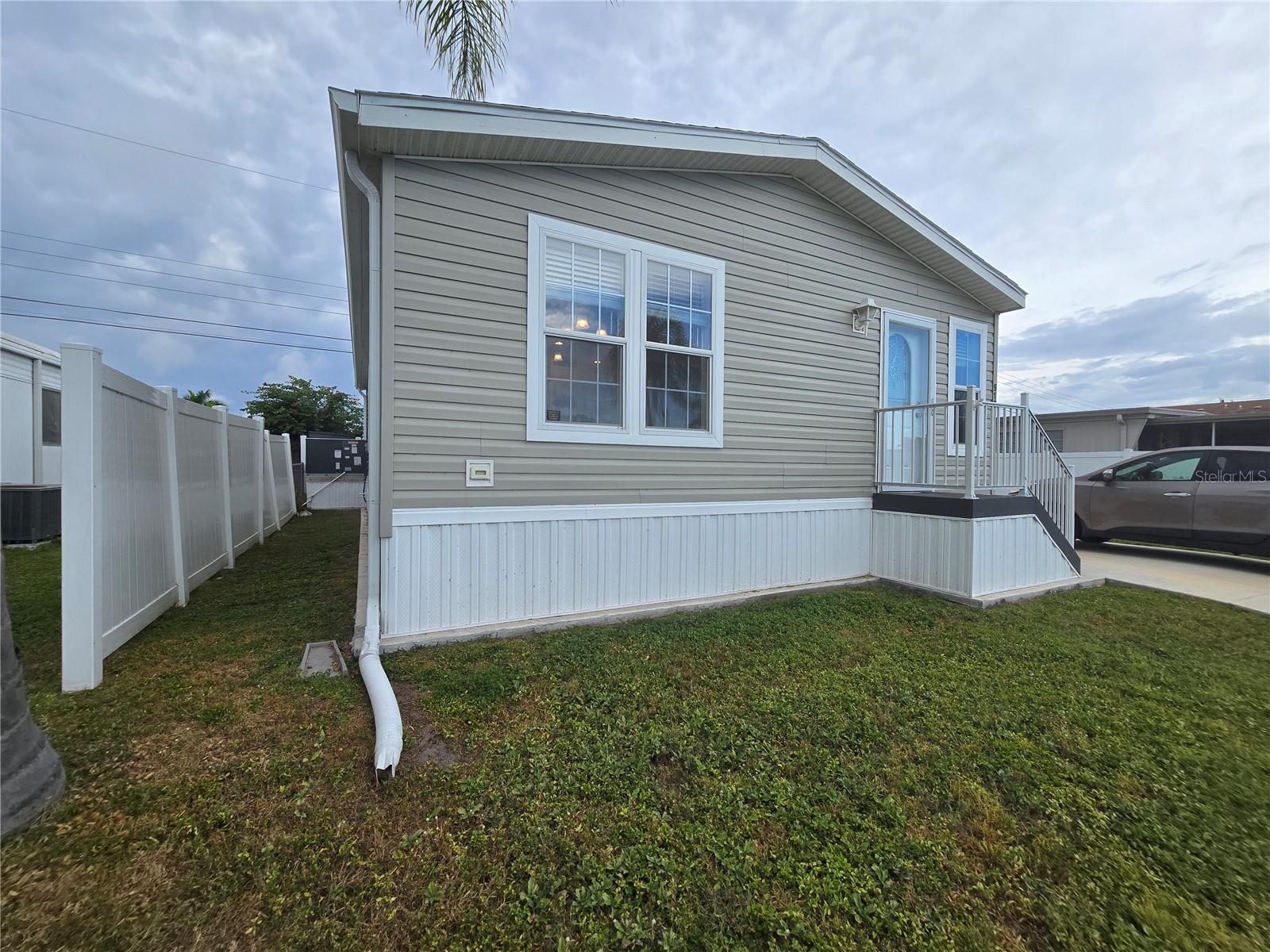 Image 5 of 46 For 919 50th Avenue W