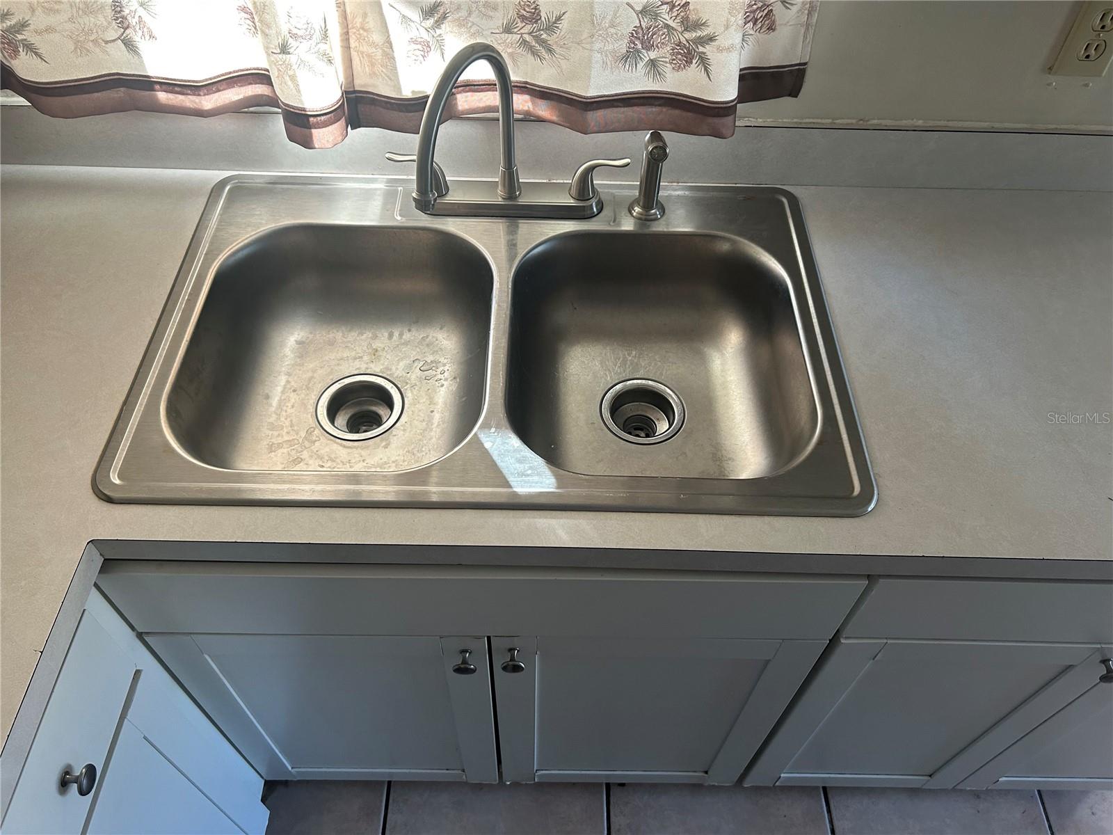 Image 9 of 35 For 21696 Raintree Street