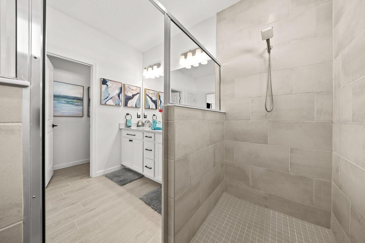 Image 31 of 77 For 4417 14th Loop