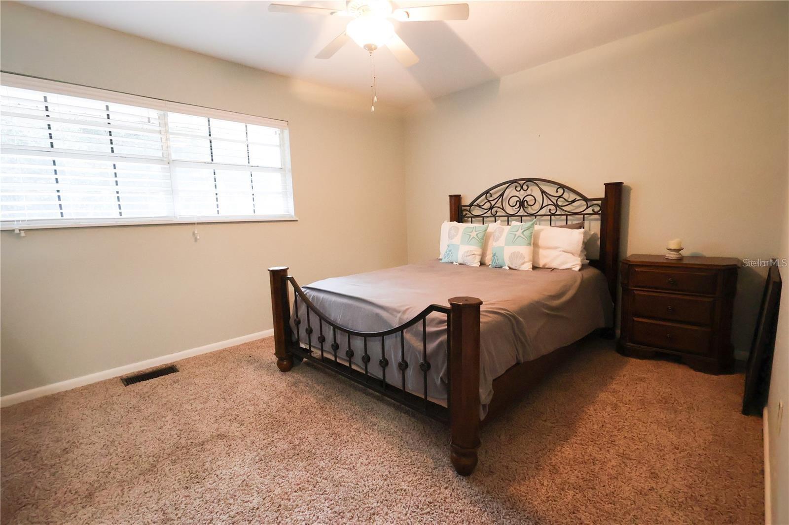 Listing photo id 13 for 11001 Sunset Harbor Road E 33