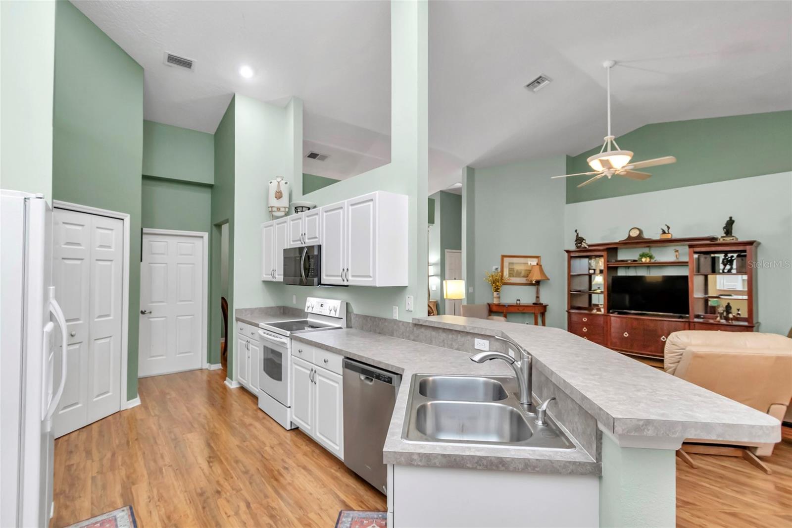 Image 12 of 33 For 5441 Grove Manor