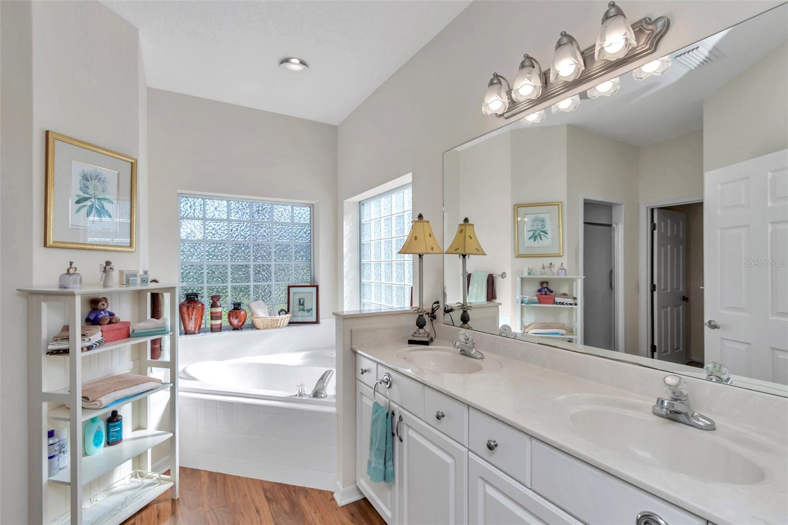 Image 18 of 33 For 5441 Grove Manor