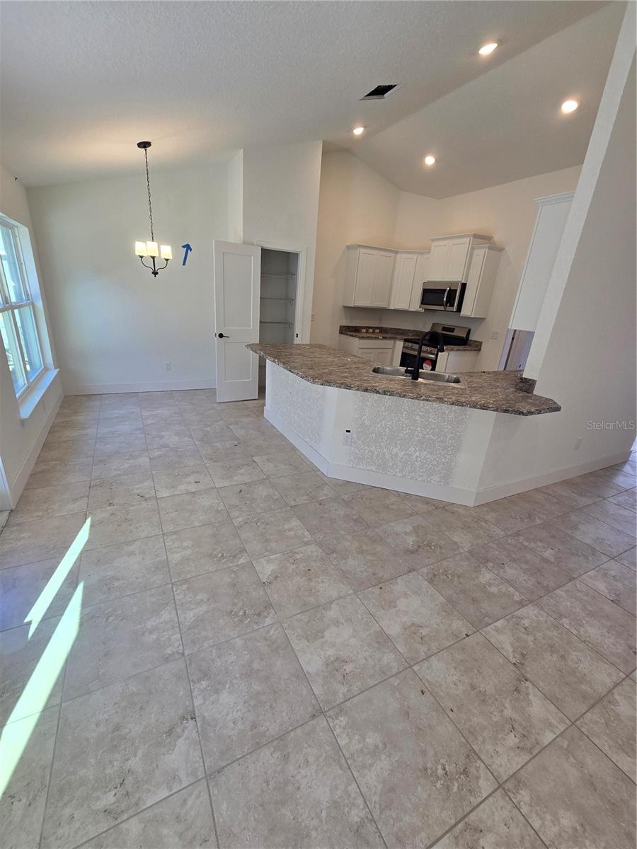 Listing photo id 9 for 2533 Clearwood Street