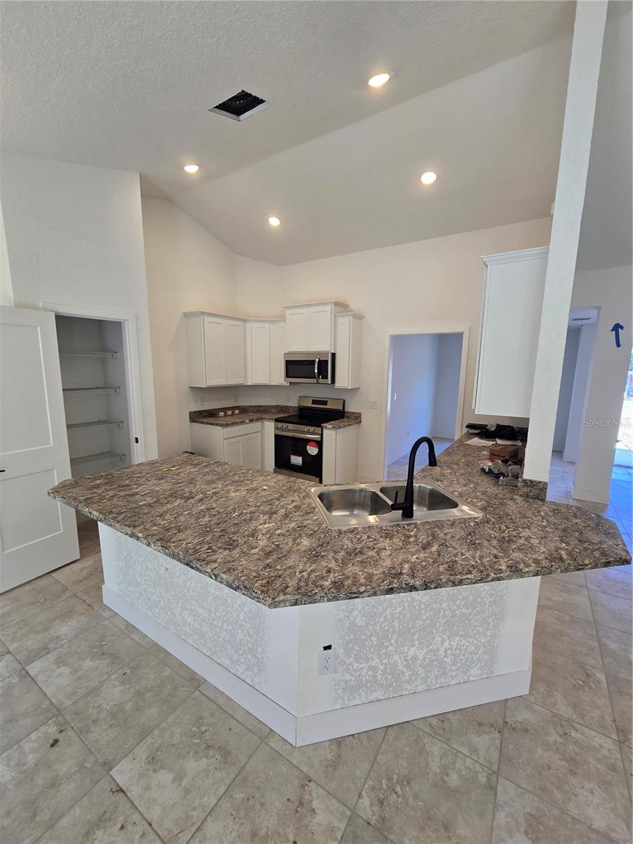 Listing photo id 10 for 2533 Clearwood Street