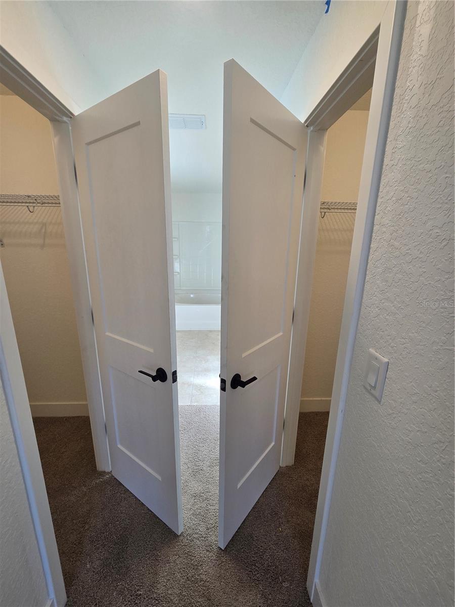 Listing photo id 14 for 2533 Clearwood Street