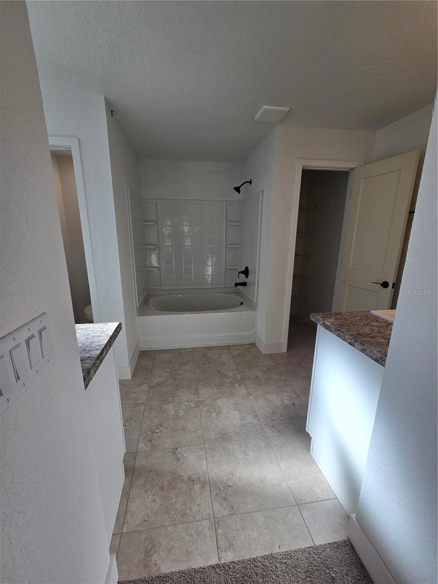 Listing photo id 17 for 2533 Clearwood Street