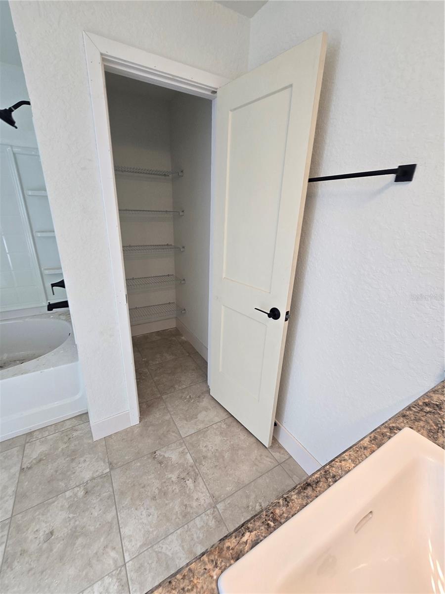 Listing photo id 19 for 2533 Clearwood Street