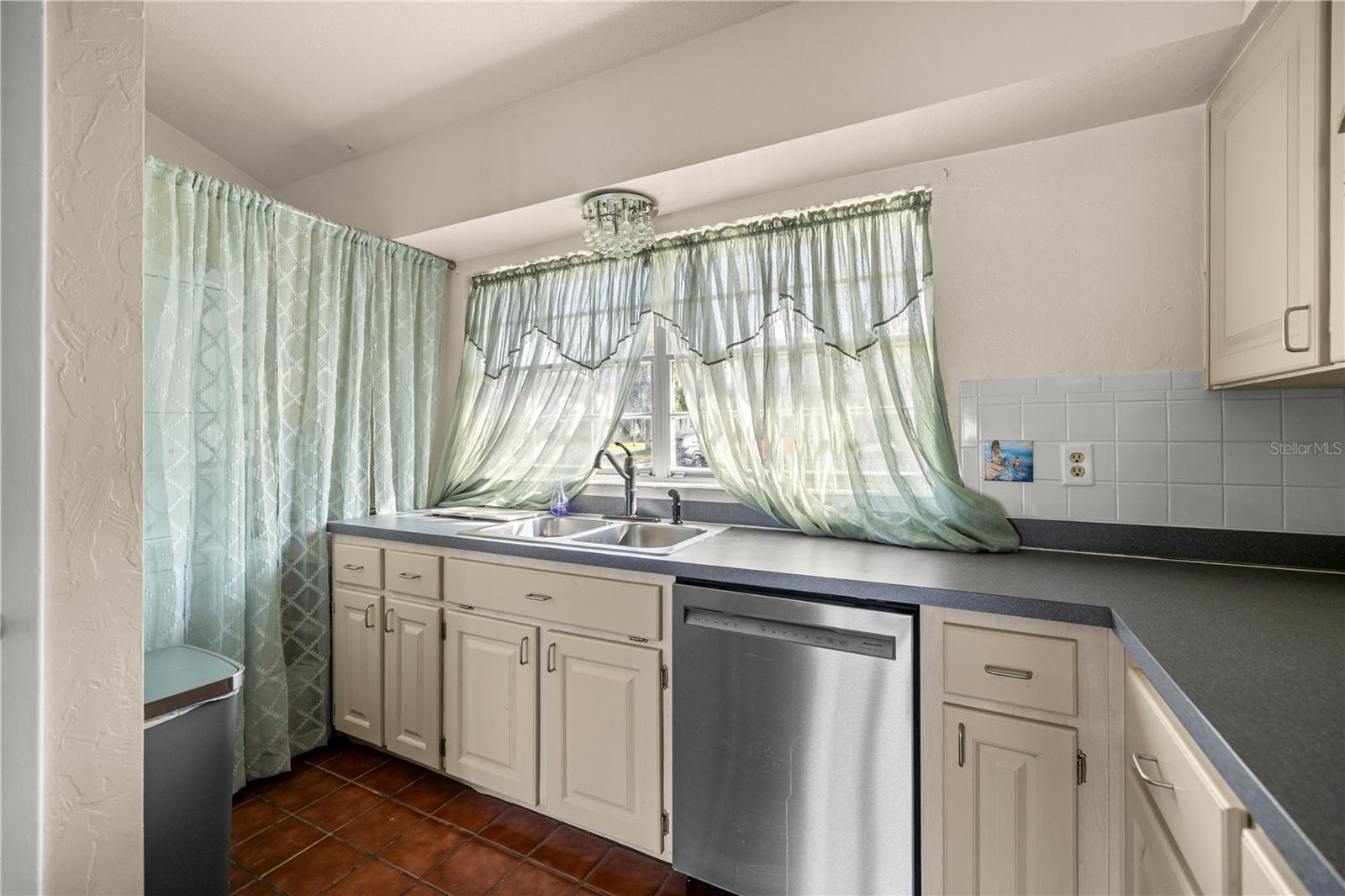 Image 15 of 32 For 11001 Sunset Harbor Road B14