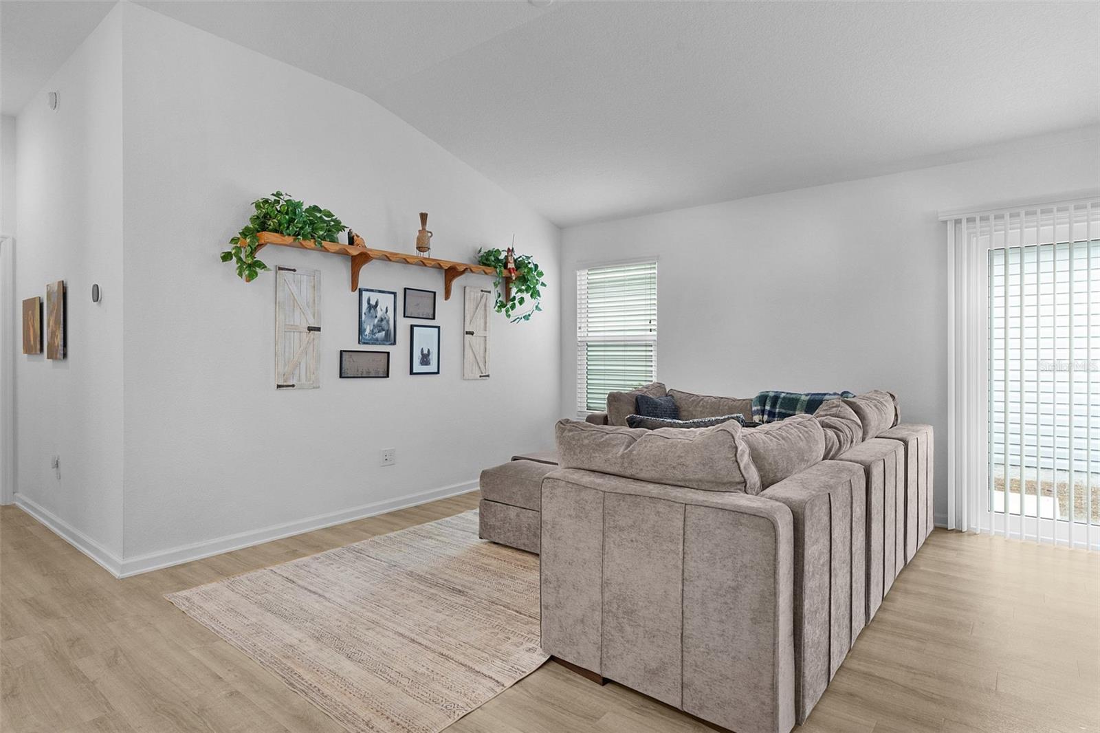 Image 12 of 53 For 842 Spring Avenue